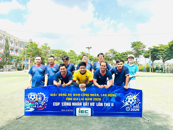 Male football teams of workers and laborers participate in the competition. Photo: Thanh Tuan