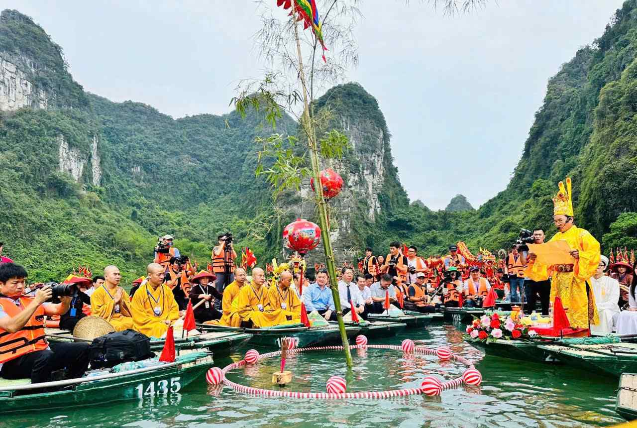 Water procession ritual at Trang An Festival in 2026. Photo: Dieu Anh
