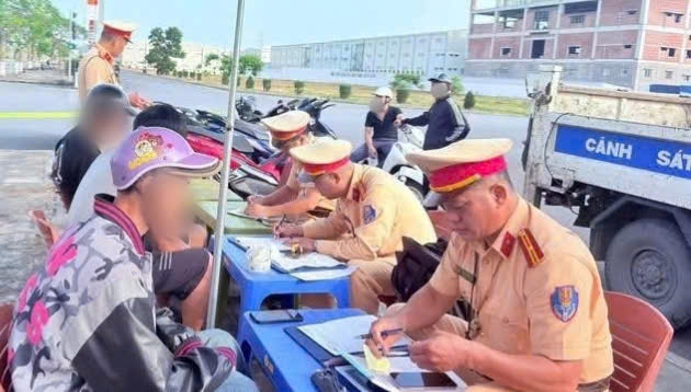 Hai Phong traffic police fine traffic violations during the holidays. Photo: Hai Phong traffic police