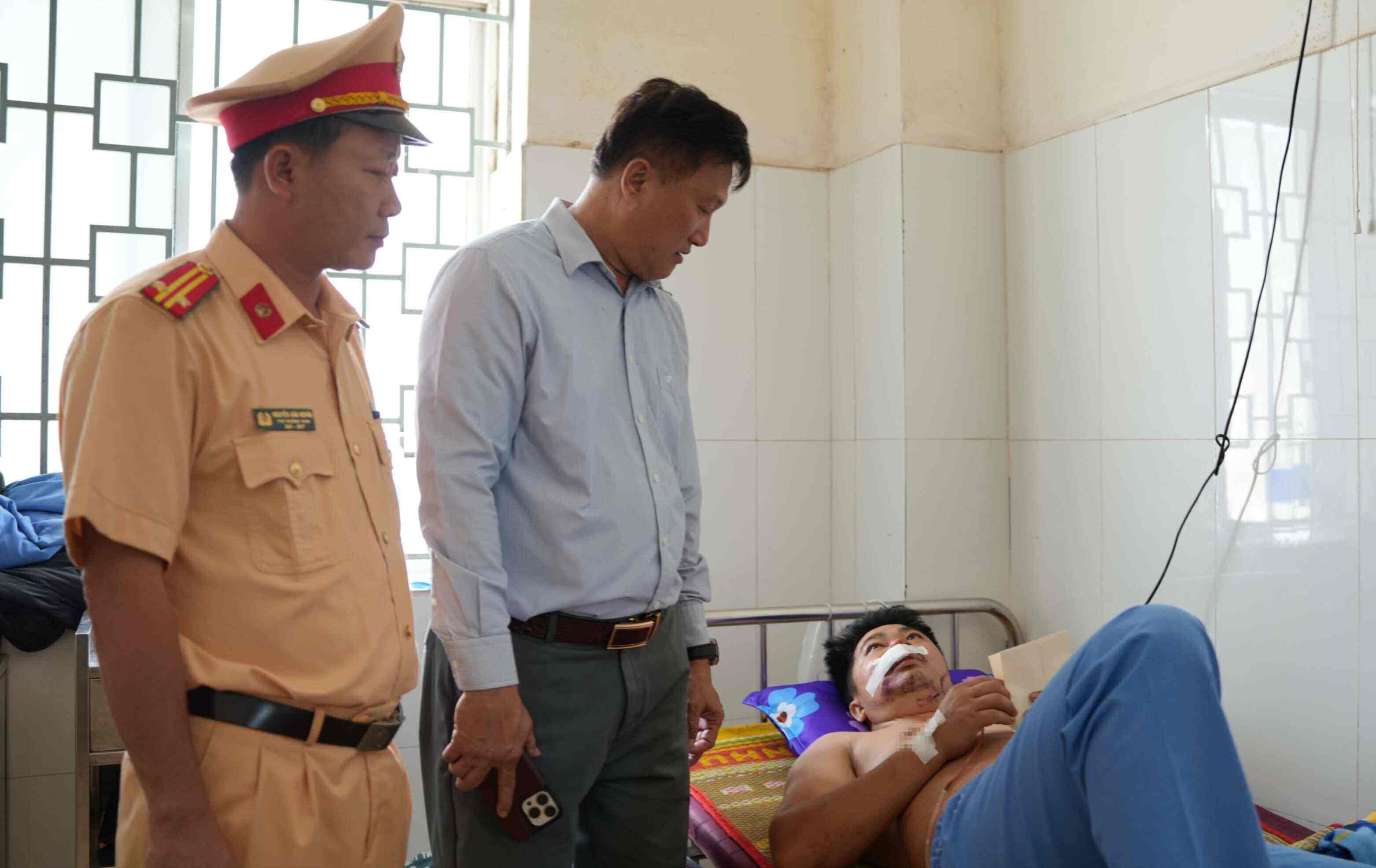 The delegation visited and inquired about the health of Mr. Nguyen Hong Nam (34 years old), in Ea Sup commune (Dak Lak), a survivor in a traffic accident, who is currently being treated at Quang Ngai Provincial General Hospital. Photo: Thien Hau