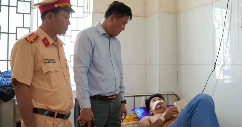 Thăm hỏi nạn nhân tai nạn giao thông trên đèo Vĩ Ổ Lắc