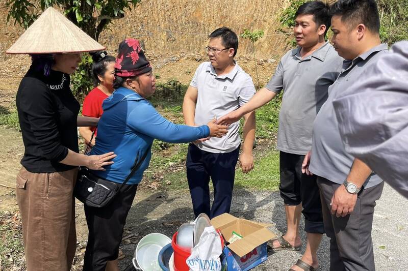Lãnh đạo UBND xã Mường Giôn thăm hỏi, động viên gia đình bị cháy nhà. Ảnh: Giang Hương - Trung tâm DVTH xã Mường Giôn
