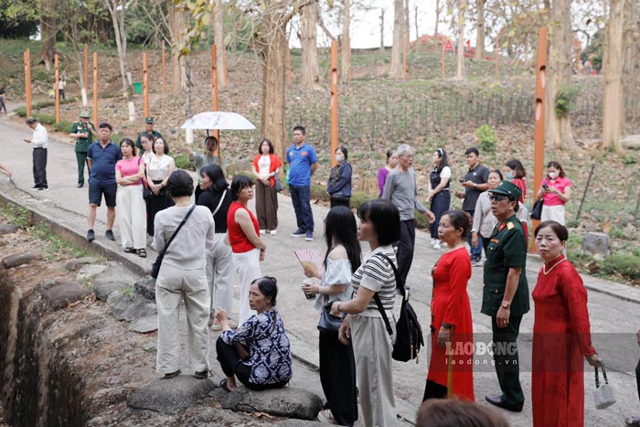 Tourists visit the A1 Hill Relic at Dien Bien Phu Battlefield. Photo: Quang Dat