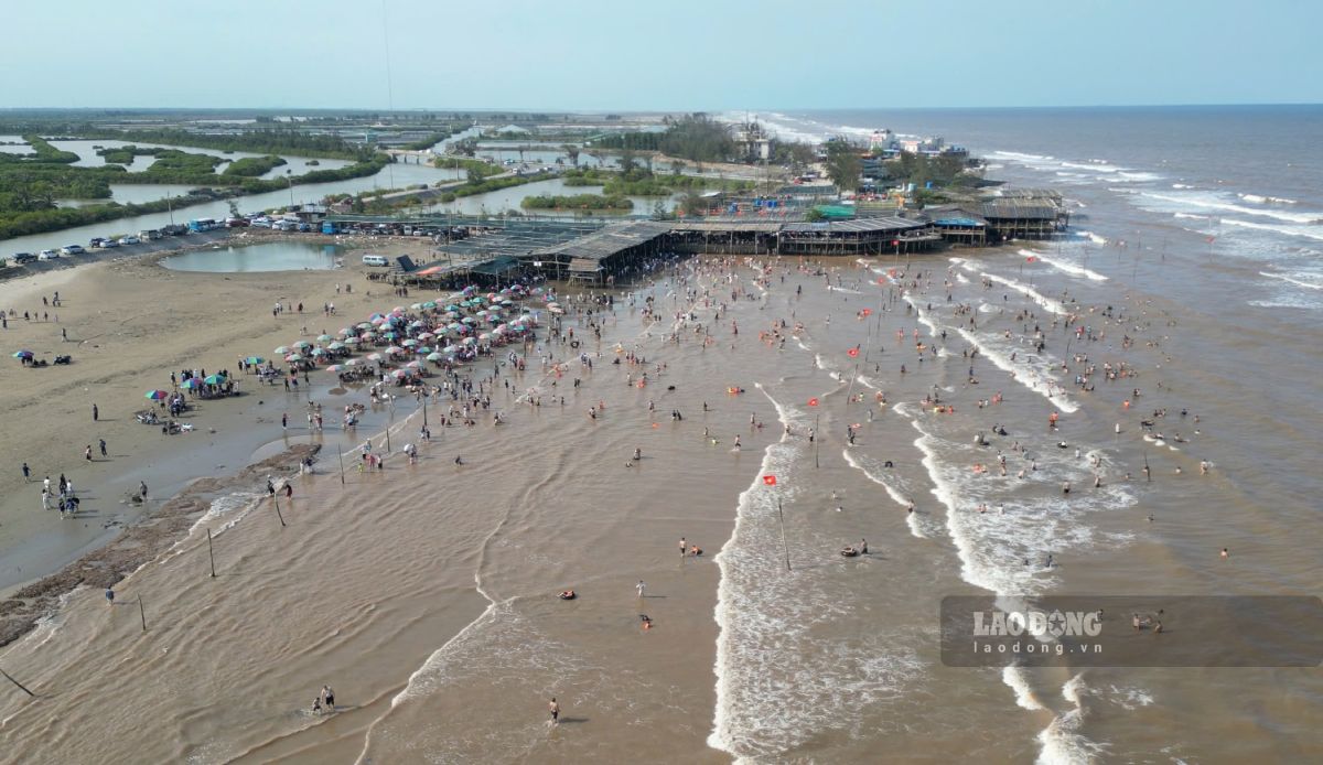 Con Vanh beach, Hung Phu commune, Hung Yen province welcomes about 10,000 visitors per day during the April 30 - January 1 holiday. 5. Photo: Anh Tuan