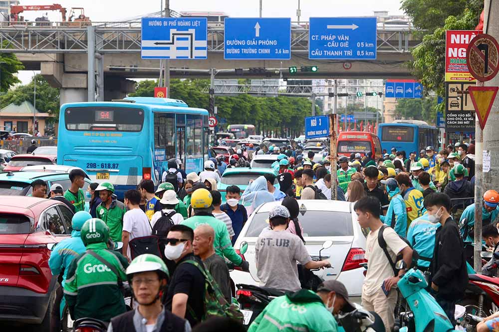 Ghi nhận lúc 16h30, tại khu vực đường Ngọc Hồi (trước cổng bến xe Nước Ngầm) đông đúc. Nhiều người dân sau khi lên tới bến xe, đã ra khu vực cổng bến để bắt xe ôm, taxi về nhà, khiến khu vực ùn tắc cục bộ. Ảnh: Việt Anh