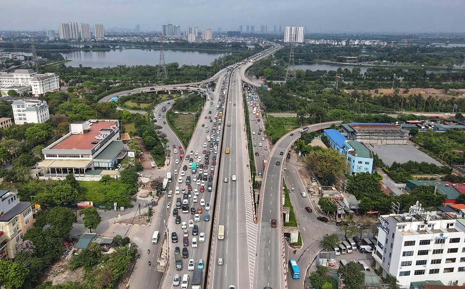 Vành đai 3 trên cao đoạn giao với cao tốc Pháp Vân - Cầu Giẽ một số thời điểm xảy ra ùn ứ nhẹ, tuy nhiên các phương tiện thông thoát khá nhanh. Ảnh: Tô Thế
