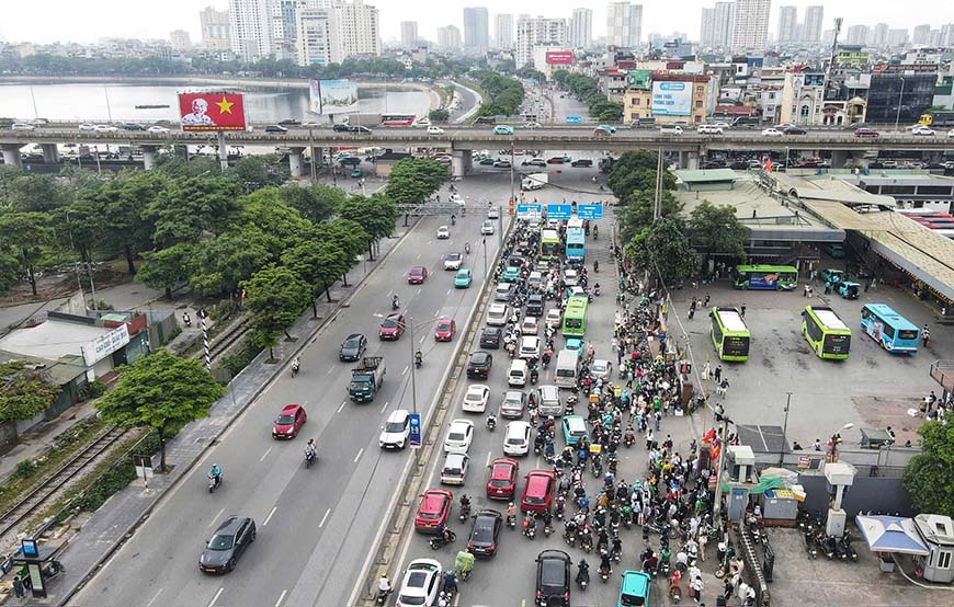 Đường Ngọc Hồi đoạn giao với đường Đỗ Mười mật độ phương tiện tăng cao so với những ngày trước. Có tình trạng xe ôm, taxi dừng đỗ trước cổng bến xe Mỹ Đình gây cản trở giao thông. Ảnh: Tô Thế