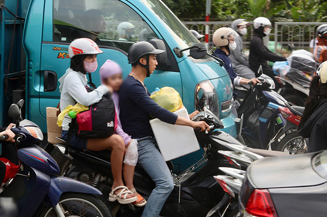 Chị Phan Ánh Tuyết (Yên Thủy, Phú Thọ) cho biết: “Em di chuyển từ quê lên Hà Nội từ lúc 12h trưa nay, đến hơn 4h thì tới bến xe Giáp Bát. Hôm nay đã chuẩn bị tâm lý là đường rất đông và khó bắt xe nhưng đến lúc em đến nơi thì như vỡ trận“.