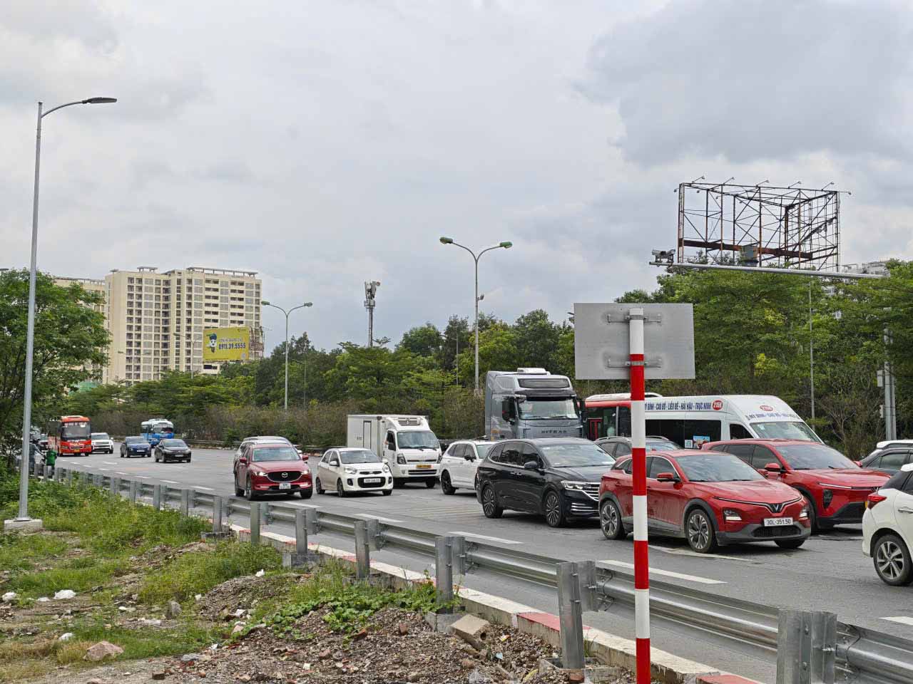16h30, cao tốc Pháp Vân - Cầu Giẽ lối vào trung tâm thành phố “dễ thở”, phương tiện di chuyển thuận lợi. Ảnh: Thiều Trang