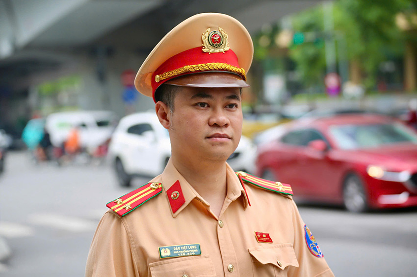 Trung tá Đào Việt Long, Phó Trưởng phòng CSGT Công an TP Hà Nội cho biết, thực hiện kế hoạch của Cục CSGT và Công an thành phố, đơn vị đã huy động 100% quân số làm nhiệm vụ, triển khai lực lượng tại 287 nút giao trên địa bàn, phối hợp với Công an cấp xã tập trung phân luồng, điều tiết giao thông, không để xảy ra ùn tắc kéo dài. Đồng thời, tăng cường tuần tra, kiểm soát, xử lý nghiêm các hành vi vi phạm như nồng độ cồn, tốc độ, chở quá số người, dừng đỗ sai quy định… với quyết tâm giữ vững trật tự an toàn giao thông phục vụ người dân trở lại Thủ đô sau kỳ nghỉ lễ. Ảnh: Tô Thế  