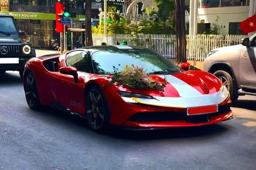 The Ferrari SF90 Stradale Assetto Fiorano appeared on the streets of Ho Chi Minh City with floral decorations at the front of the car. Photo: Minh Khoi