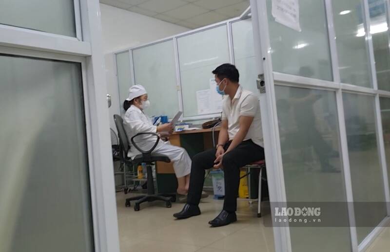 Quy trình diễn ra nhanh bất thường đặt dấu hỏi về chất lượng của những tờ giấy khám sức khỏe. Ảnh: Pv