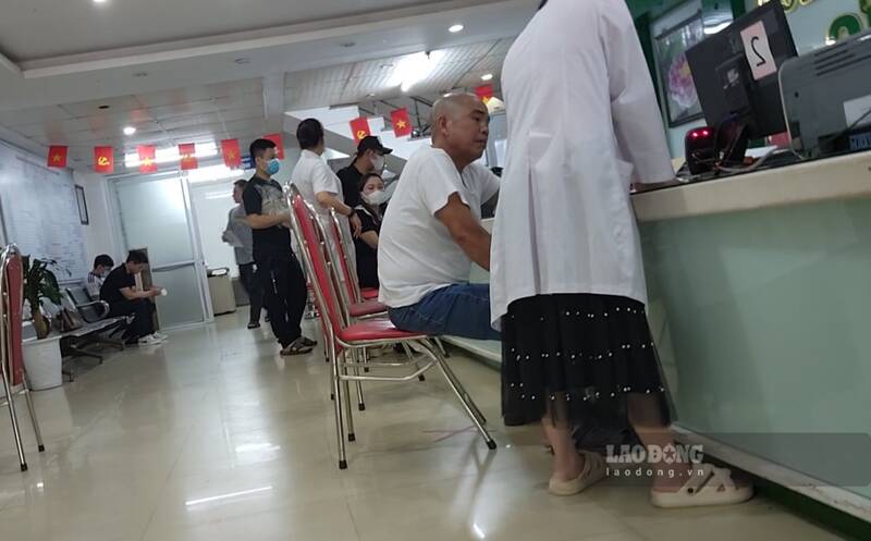 Mỗi ngày Phòng khám đa khoa Minh Đức tiếp nhận cả trăm lượt người đến khám sức khỏe. Ảnh: Pv