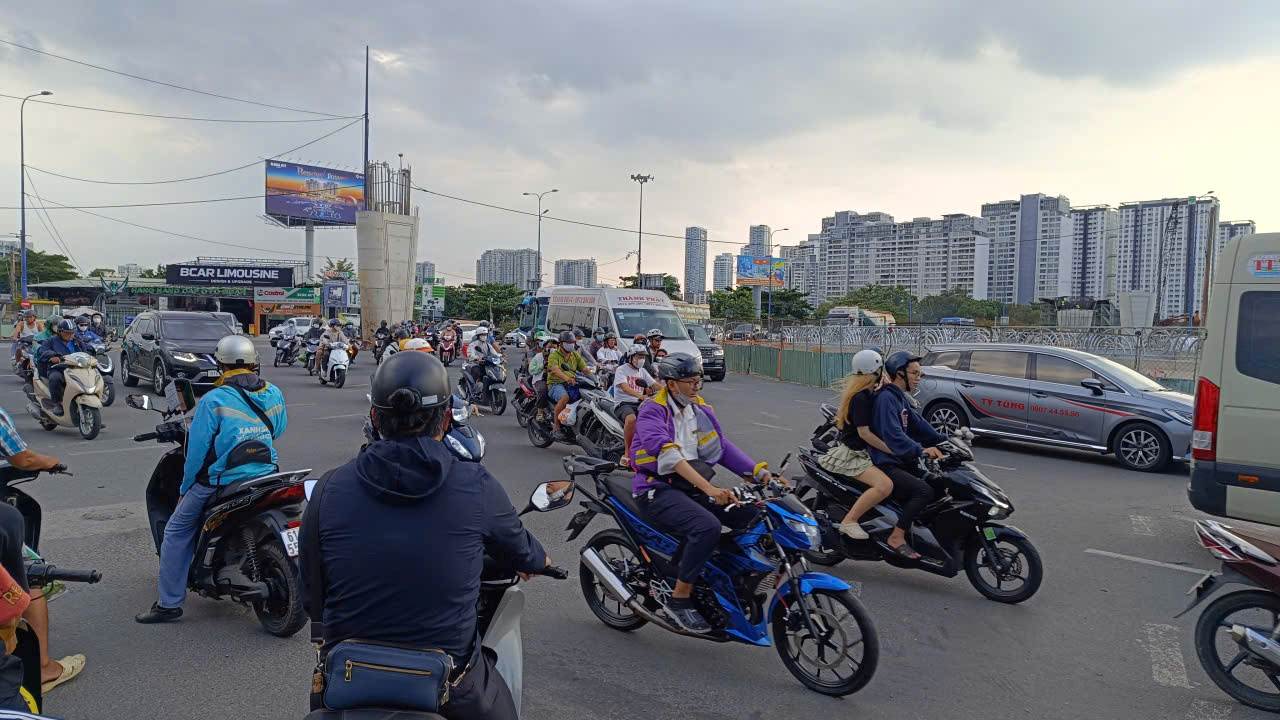 Khu vực nút giao An Phú xe đông nhưng không ùn tắc. Ảnh: Minh Tâm