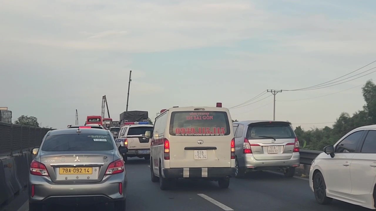 CSGT mở đường cho xe cứu thương qua điểm kẹt xe trên cao tốc Trung Lương - Mỹ Thuận. Ảnh: Mạnh Linh