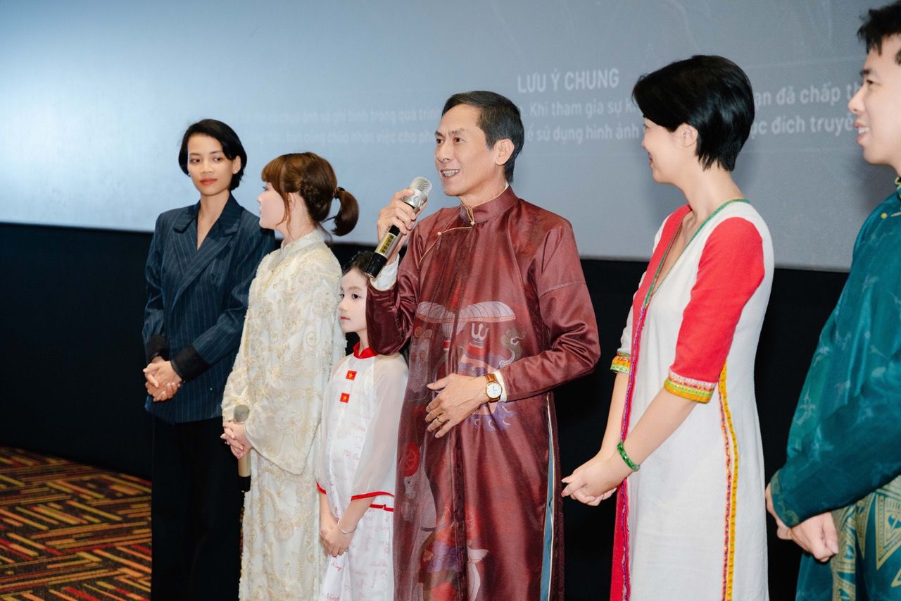 映画「フィー・フォン」の撮影隊が観客と交流。写真:撮影隊.