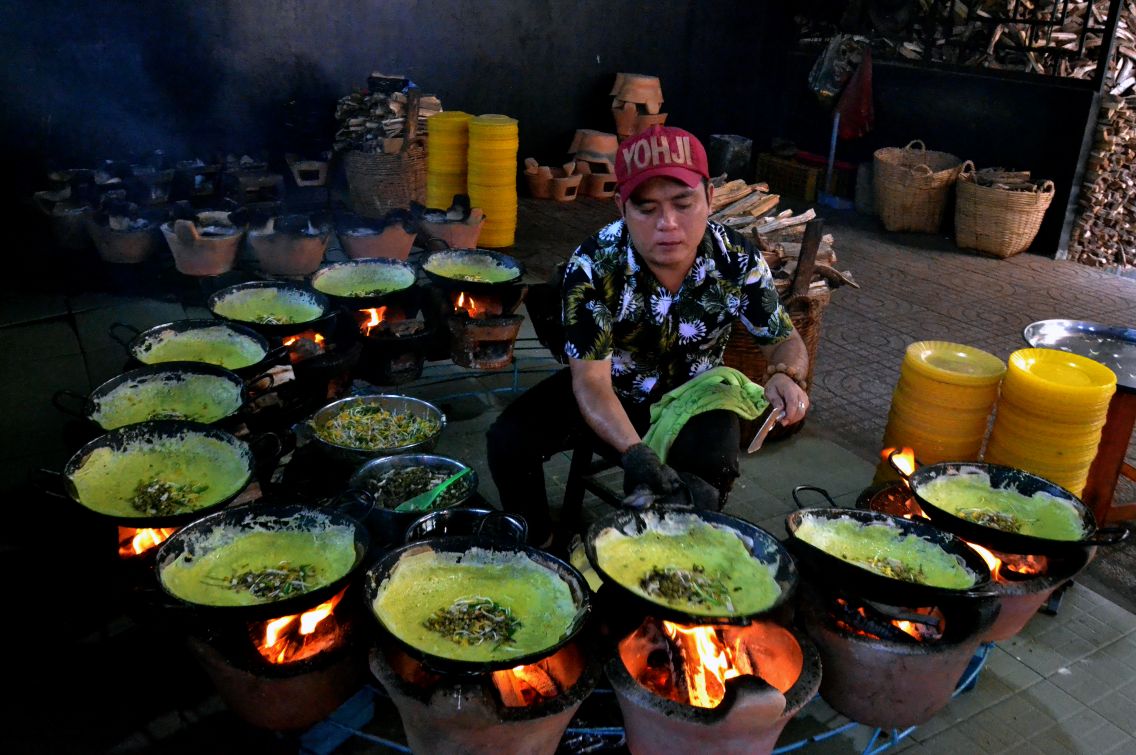 Sau thời gian duy trì việc đổ bánh xèo cung cấp miễn phí cho phật tử- du khách thăm viếng, chùa có thêm tục danh: Chùa Bánh Xèo. Ảnh: Thanh Mai