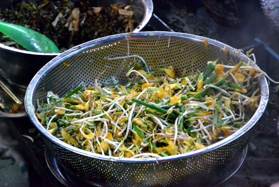 Và luôn có sự hiện diện của đặc sản An Giang: bông điên điển. Ảnh: Thanh Mai