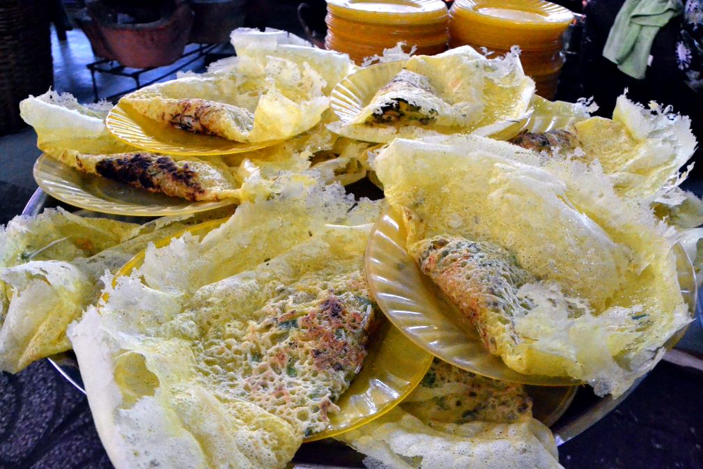 Bình quân, mỗi ngày nơi đây cung cấp hàng ngàn chiếc bánh xèo. Những ngày lễ, số lượng này tăng nhiều lần. Ảnh: Thanh Mai