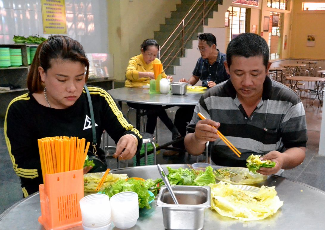 Người ăn được bố trí chỗ ngồi và không gian thoáng đãng, và đặc biệt là còn được cung cấp dĩa rau rừng xanh, sạch. Ảnh: Thanh Mai