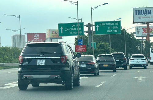 Người dân ùn ùn trở lại Hà Nội, giao thông cửa ngõ quá tải. Ảnh: Long Phi