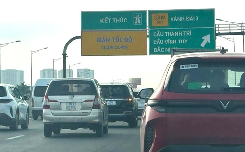 Hà Nội: Dòng người trở lại sau nghỉ lễ tăng vọt, cửa ngõ ùn tắc. Ảnh: Long Phi