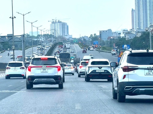 Cửa ngõ Hà Nội quá tải khi dòng người kết thúc kỳ nghỉ lễ. Ảnh: Long Phí