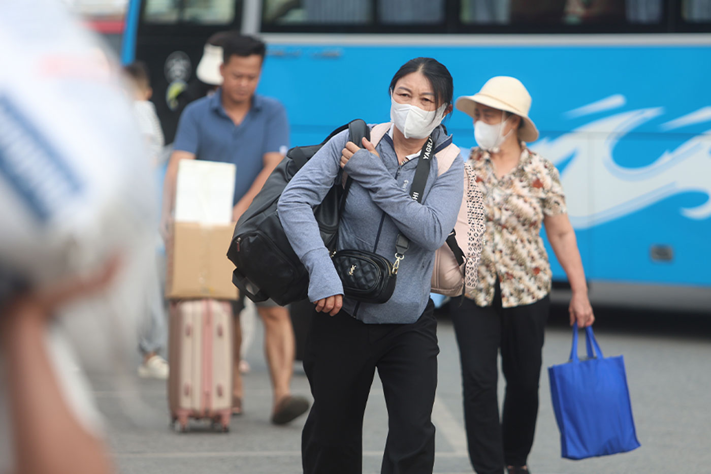 Hanoi bus station bustlingly welcomes people returning to Hanoi after the holidays