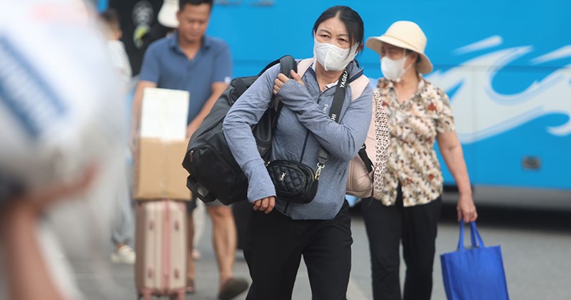 Bến xe Hà Nội nhộn nhịp đón người dân về sau kỳ nghỉ lễ