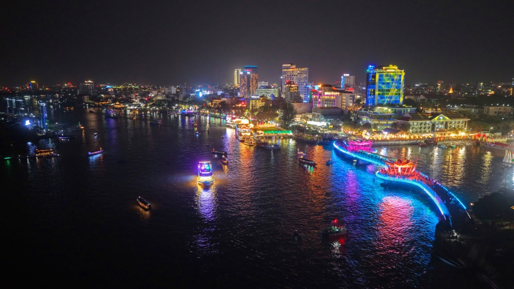 Admire Can Tho's shimmering beauty at night