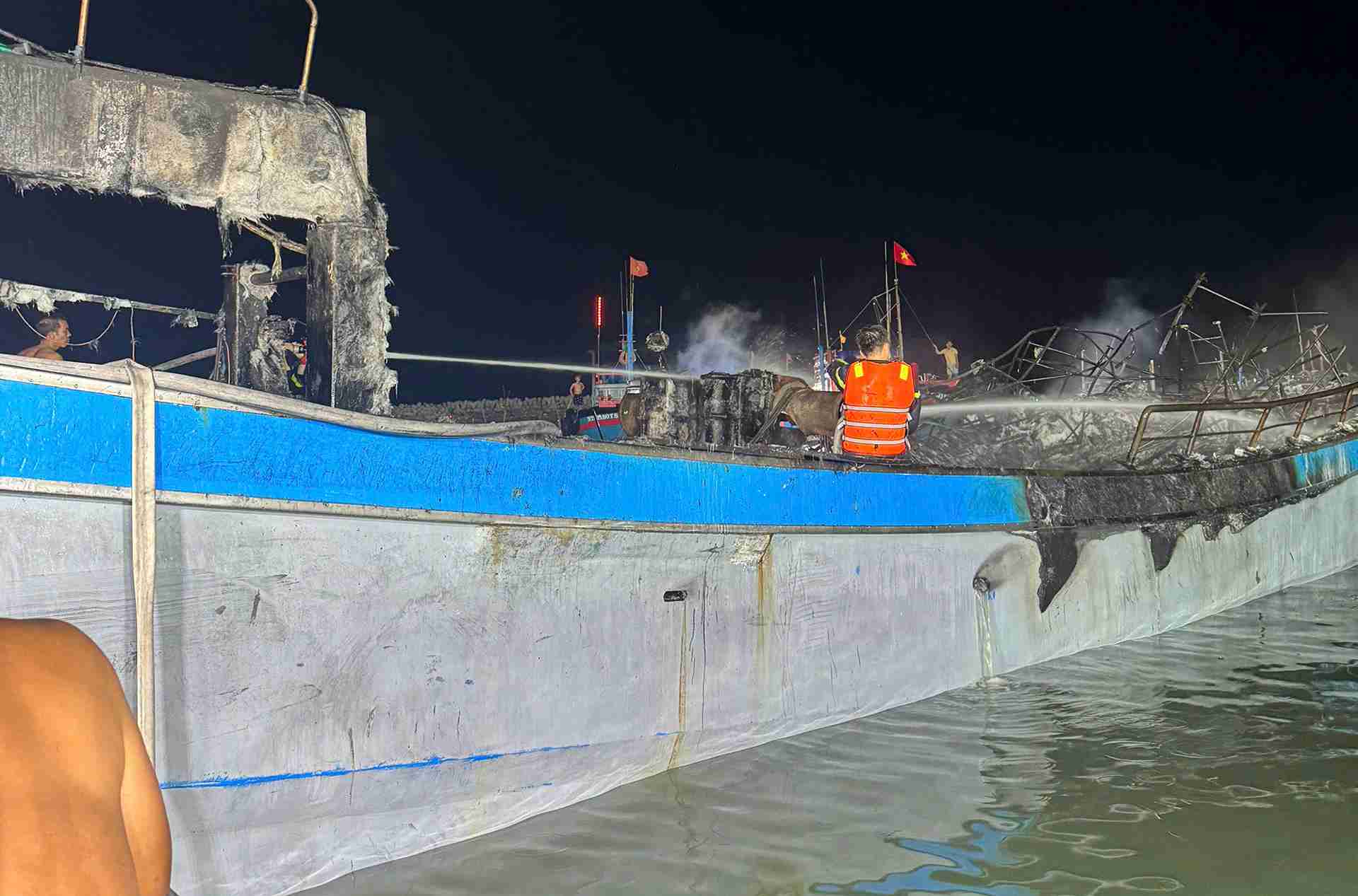 According to initial reports, the fire of 2 fishing boats at My Tan port caused damage of more than 6 billion VND. Photo: Huu Long