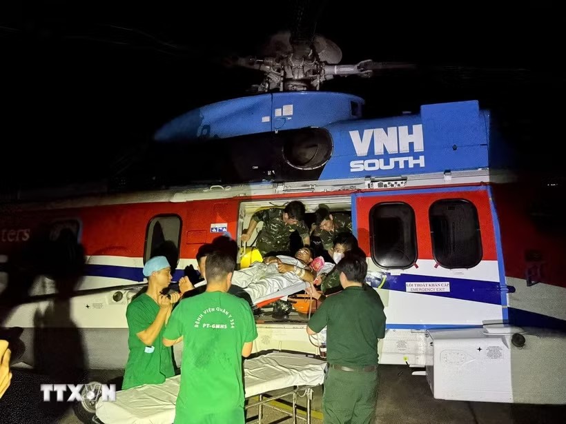 Doctors and nurses coordinate to take patients out of the plane after landing. Photo: VNA