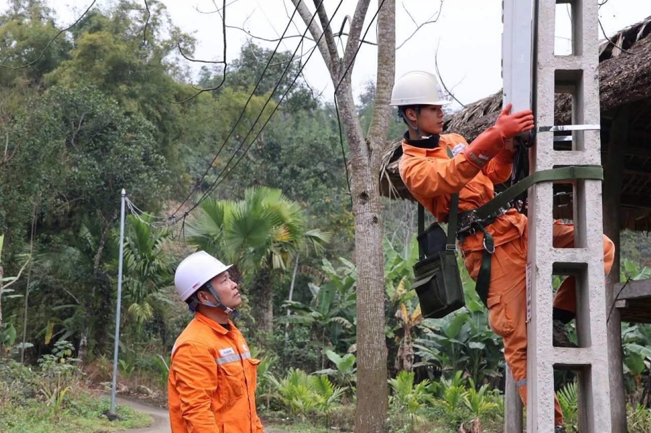 Đấu nối dây ra công tơ cấp điện cho khách hàng tại vùng sâu, vùng xa. Ảnh: Thu Hiền 