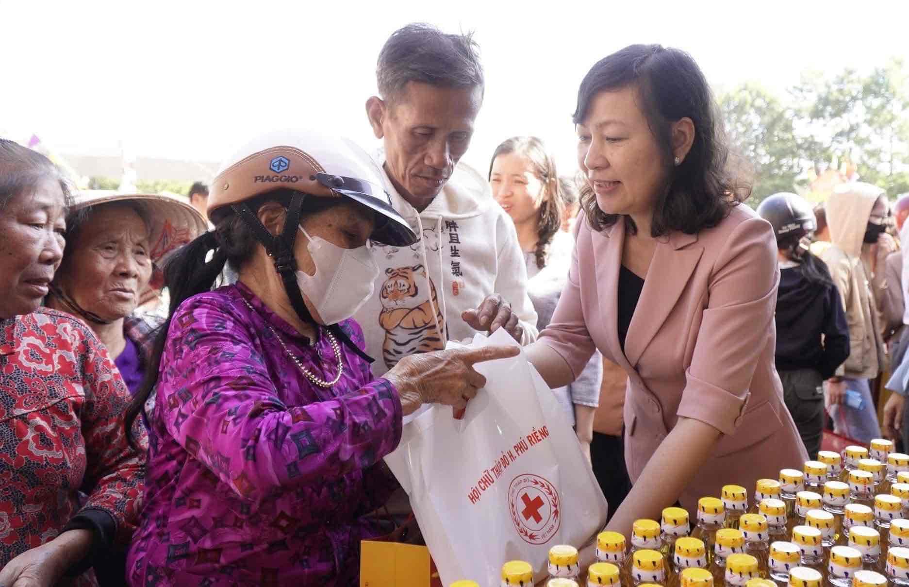 Deputy Secretary of the City Party Committee, Chairman of the Vietnam Fatherland Front Committee of Dong Nai City Huynh Thi Hang presents gifts from the 0 VND booth organized by the Red Cross Society. Photo: Hieu Thanh