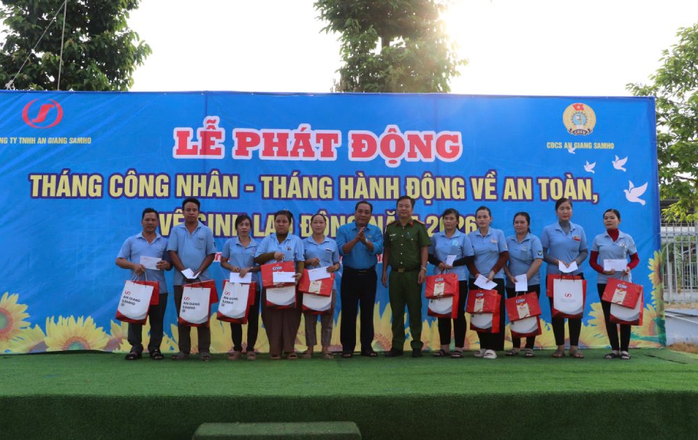Trao quà cho đoàn viên, người lao động có hoàn cảnh khó khăn. Ảnh: Cẩm Tú