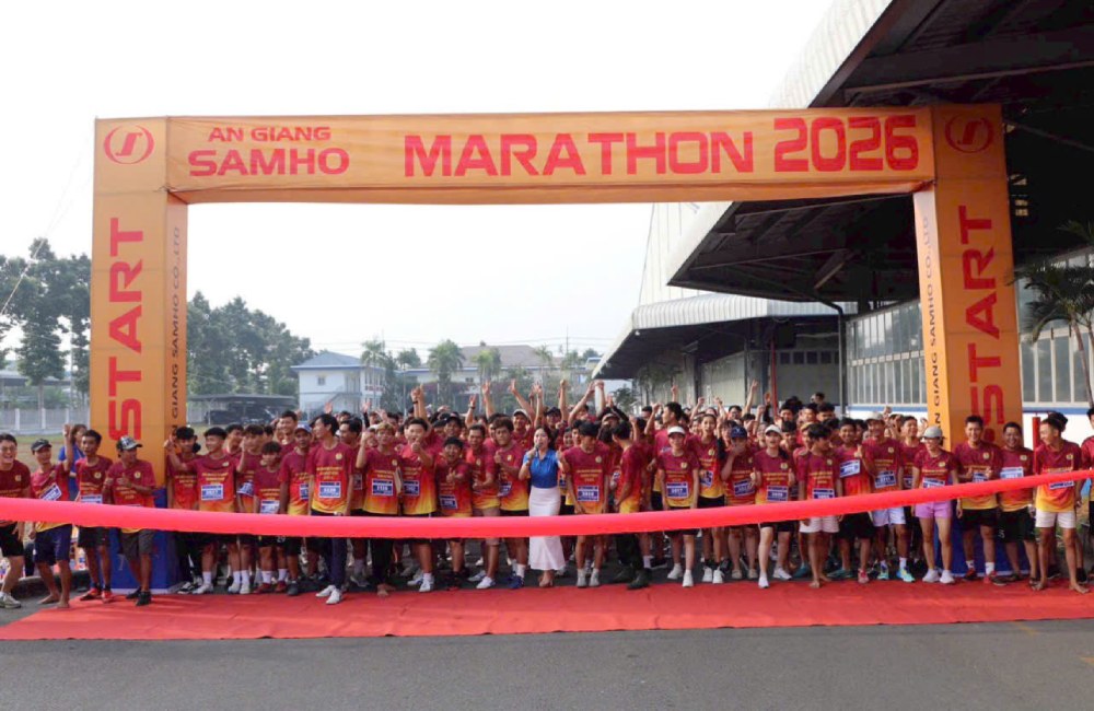 Hơn 300 công nhân lao động tham gia giải chạy marathon. Ảnh: Cẩm Tú