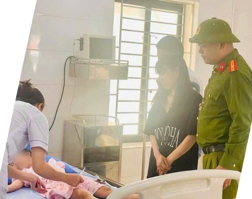 Soldier Pham Quang Huy took the baby to the nearest hospital. Photo: Hai Phong City Police