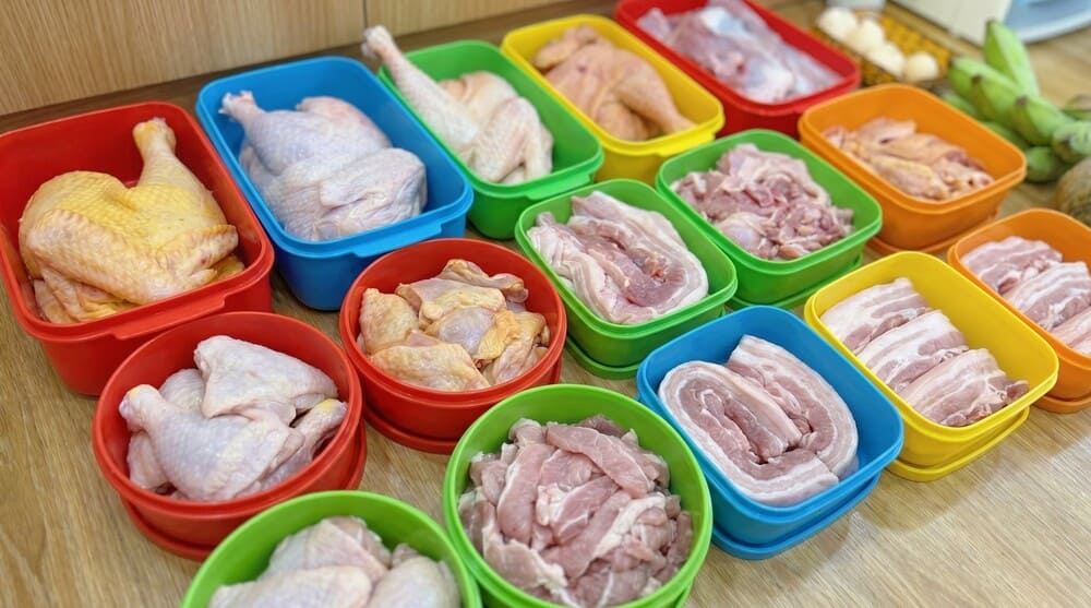Las amas de casa deben tener en cuenta los pasos para almacenar los alimentos correctamente para garantizar la frescura. Foto: Thu Lan
