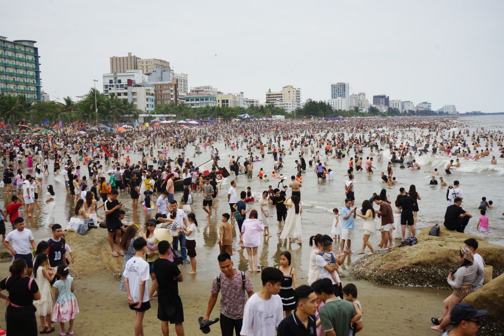 Bãi biển Sầm Sơn (Thanh Hóa) chật kín người dân, du khách trong dịp nghỉ lễ 30.4 - 1.5. Ảnh: Quách Du