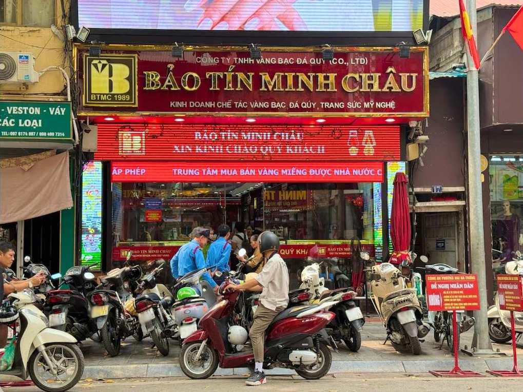 Người dân đến mua vàng nhẫn tại phố Trần Nhân Tông (Hà Nội) trong bối cảnh giá vàng cuối tuần ổn định. Ảnh: Linh Đan