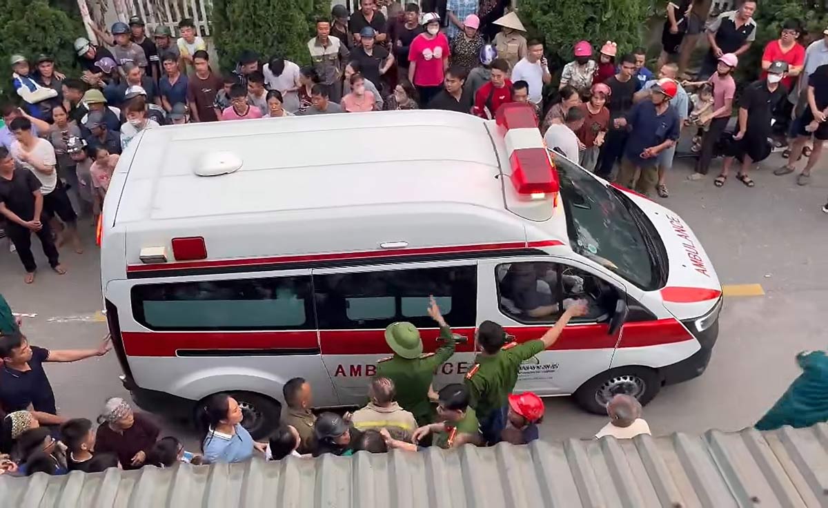 Functional forces take the injured to the emergency room at Dong Trieu Regional General Hospital, Quang Ninh province. Photo: People provided