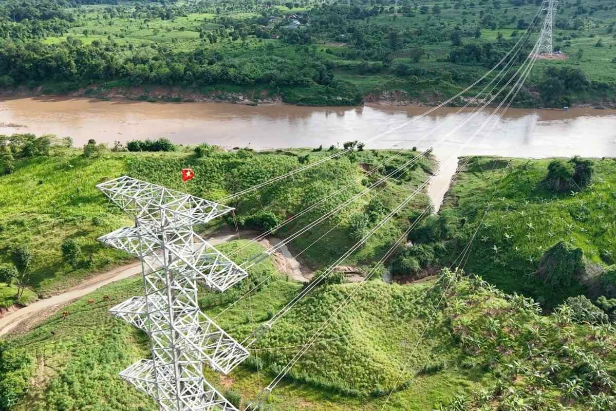 Sau hơn 6 tháng thi công, tuyến đường dây truyền tải 220 kV dài gần 70km từ Lào về Việt Nam đã được hoàn tất. 