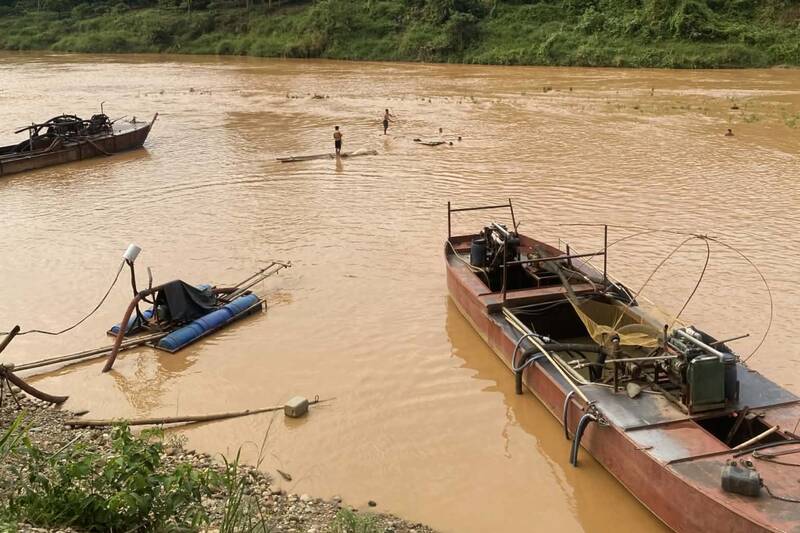 Scene of the search for a drowned child on the Ma River, passing through Na Pan village, Song Ma commune, Son La province. Photo: Manh Quyet