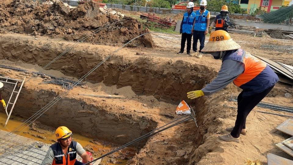 Công nhân thi công nhà ở xã hội Giao Long được trang bị đầy đủ bảo hộ lao động. Ảnh: Hoàng Lộc