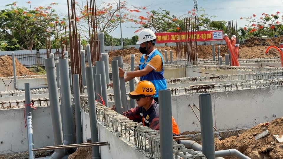 Đơn vị thi công tăng cường nhắc nhở công nhân chấp hành quy định an toàn. Ảnh: Hoàng Lộc