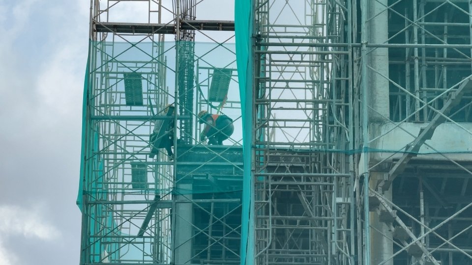 Workers working on height use safety ropes and safety nets in accordance with regulations. Photo: Hoang Loc