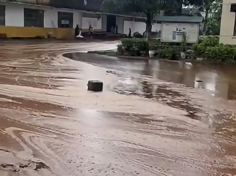 A large amount of sugarcane juice spilled out after the storage tank was struck by lightning. Photo: Ngoc Anh