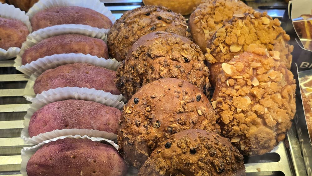 El hábito de comer pasteles con frecuencia cada mañana afectará la salud. Foto: Tuan Dat