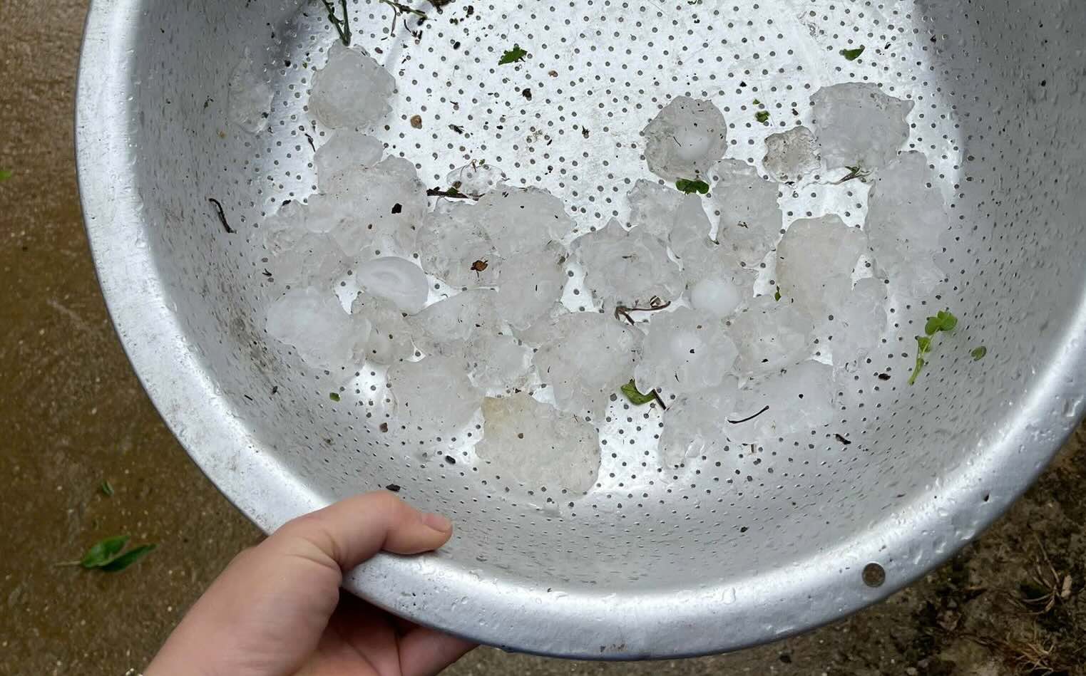 Sudden hail rain poured down on many places in Nghe An. Photo: Ngoc Anh