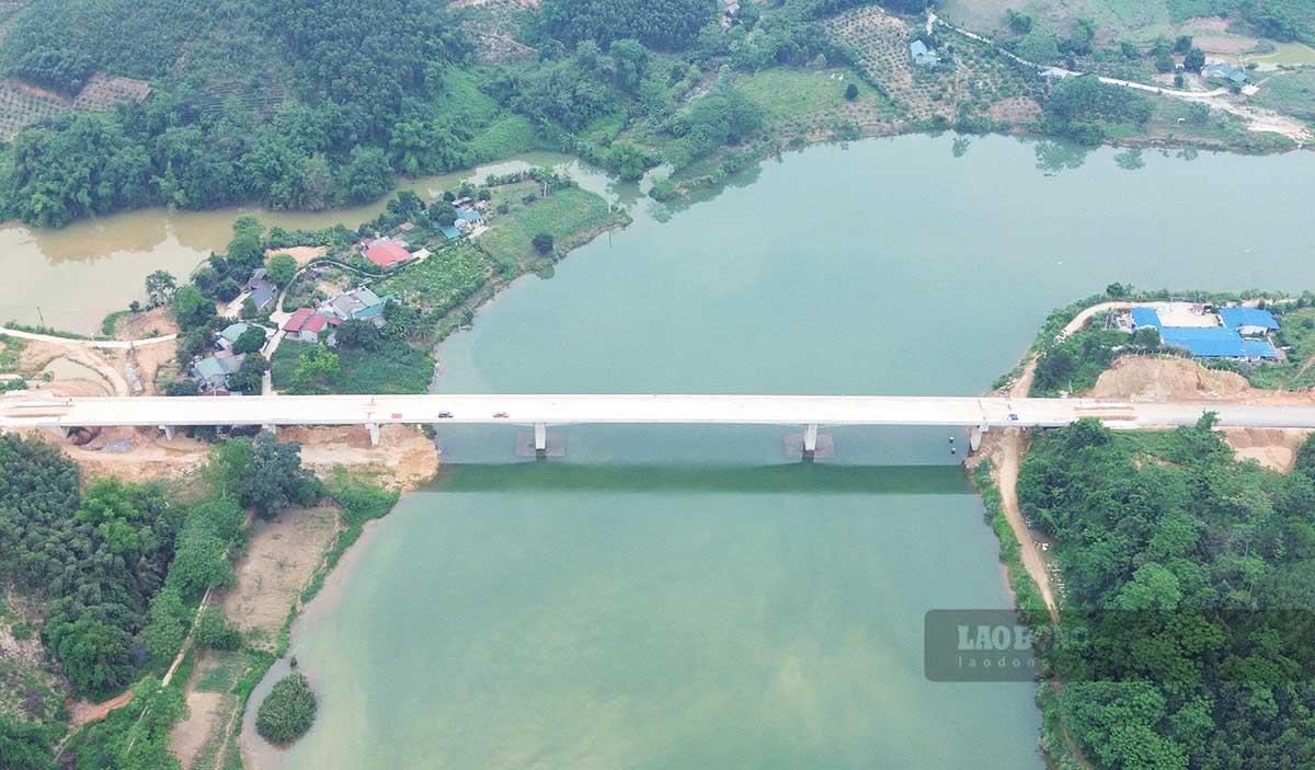 Cầu Hàm Yên vượt sông Lô được hợp long vào đầu tháng 11.2025, hiện đang trong giai đoạn hoàn thiện. Cầu có chiều dài 342,9m, gồm 2 mố và 6 trụ với 7 nhịp cầu. Đây là cây cầu lớn nhất trong tổng số 22 cầu trên toàn tuyến.